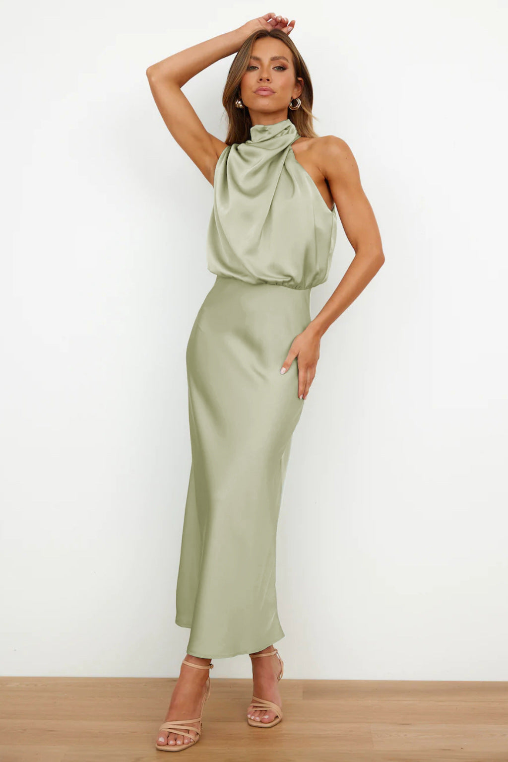Ingrid | Lang satinkjole med halterneck