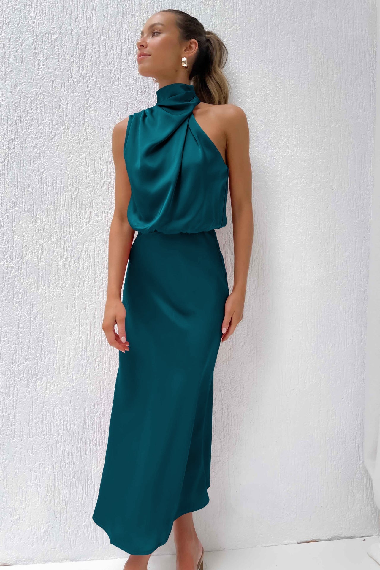 Ingrid | Lang satinkjole med halterneck