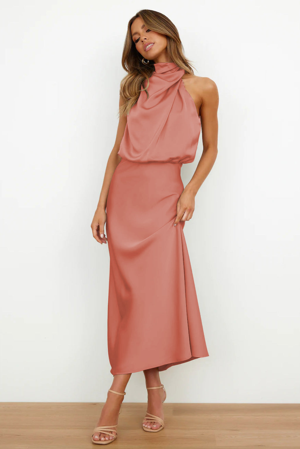 Ingrid | Lang satinkjole med halterneck