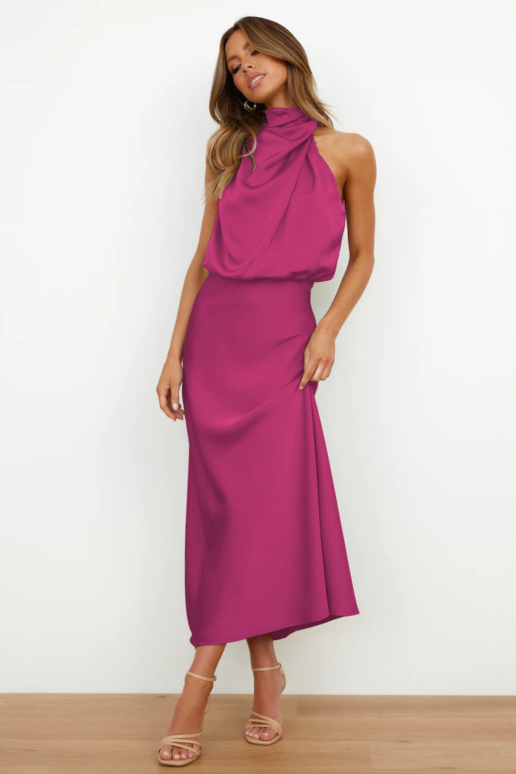 Ingrid | Lang satinkjole med halterneck
