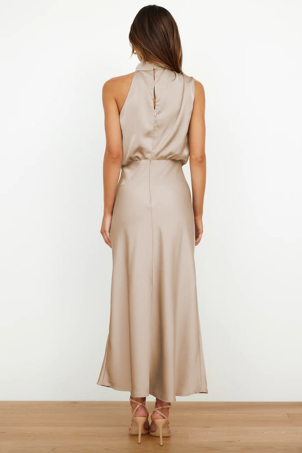 Ingrid | Lang satinkjole med halterneck