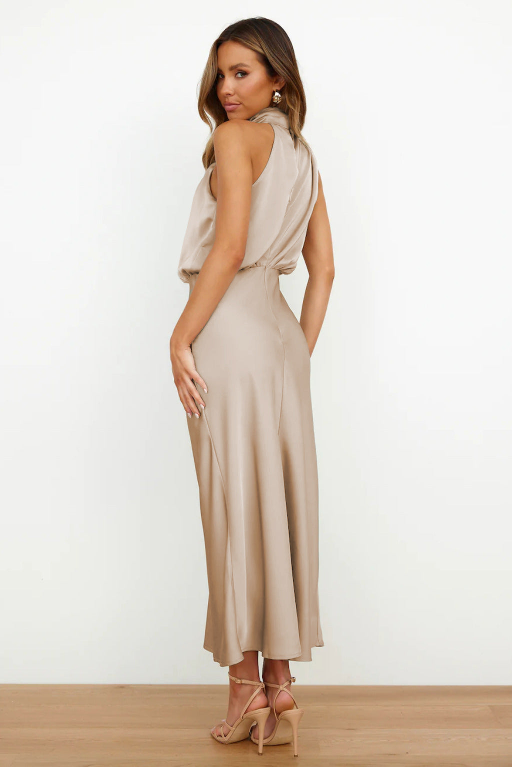 Ingrid | Lang satinkjole med halterneck