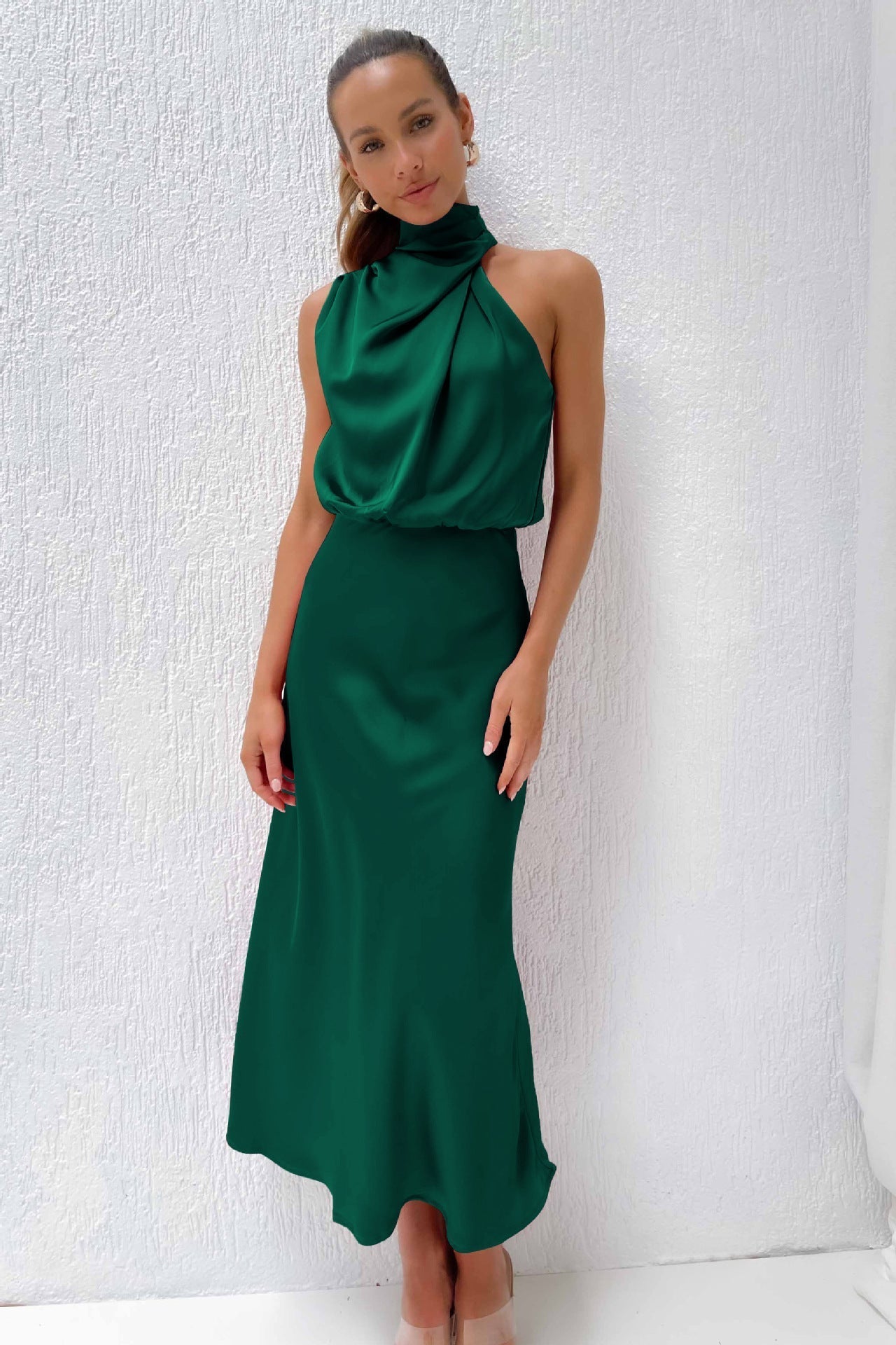 Ingrid | Lang satinkjole med halterneck