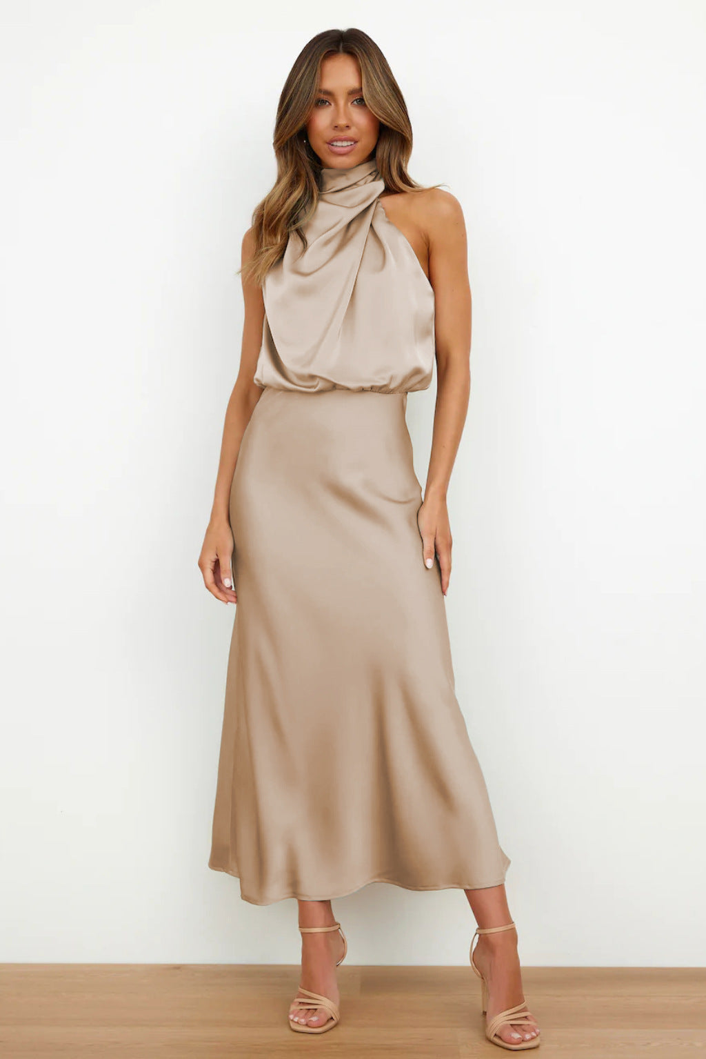 Ingrid | Lang satinkjole med halterneck